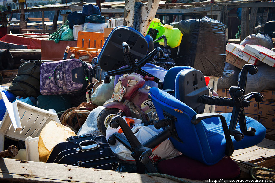 На каждом корабле множество полезных вещей — личные чемоданы моряков лежат в одной куче с офисными стульями и детскими игрушками. Дубай, ОАЭ