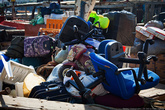 На каждом корабле множество полезных вещей — личные чемоданы моряков лежат в одной куче с офисными стульями и детскими игрушками.