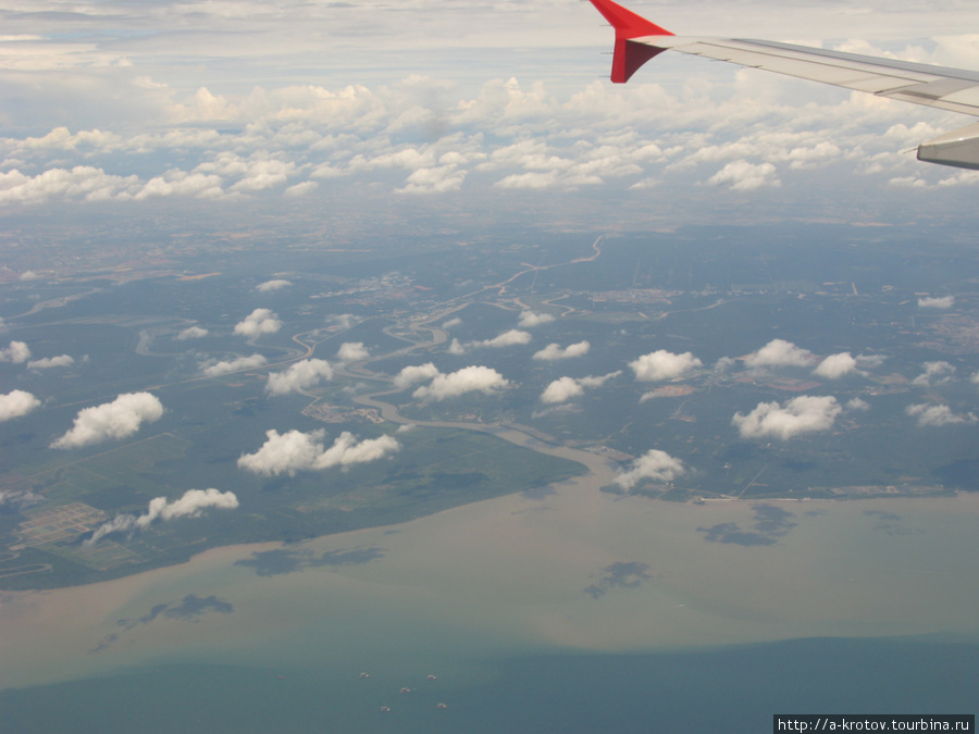 Земля в иллюминаторе — Куала-Лумпур приближается Куала-Лумпур, Малайзия