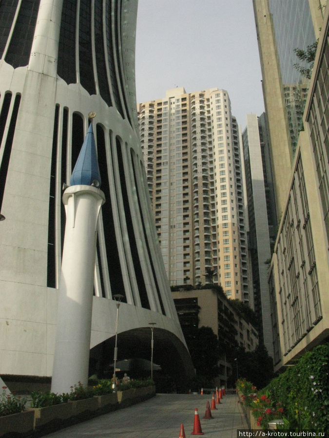 Мечеть спряталась в тени 40-этажного небоскрёба Куала-Лумпур, Малайзия