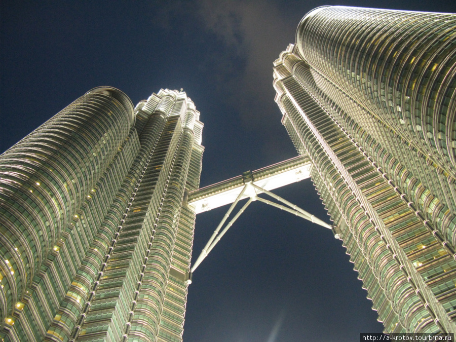 Знаменитые небоскрёбы Петронас — 440-метровые башни-близнецы с мостиком Куала-Лумпур, Малайзия