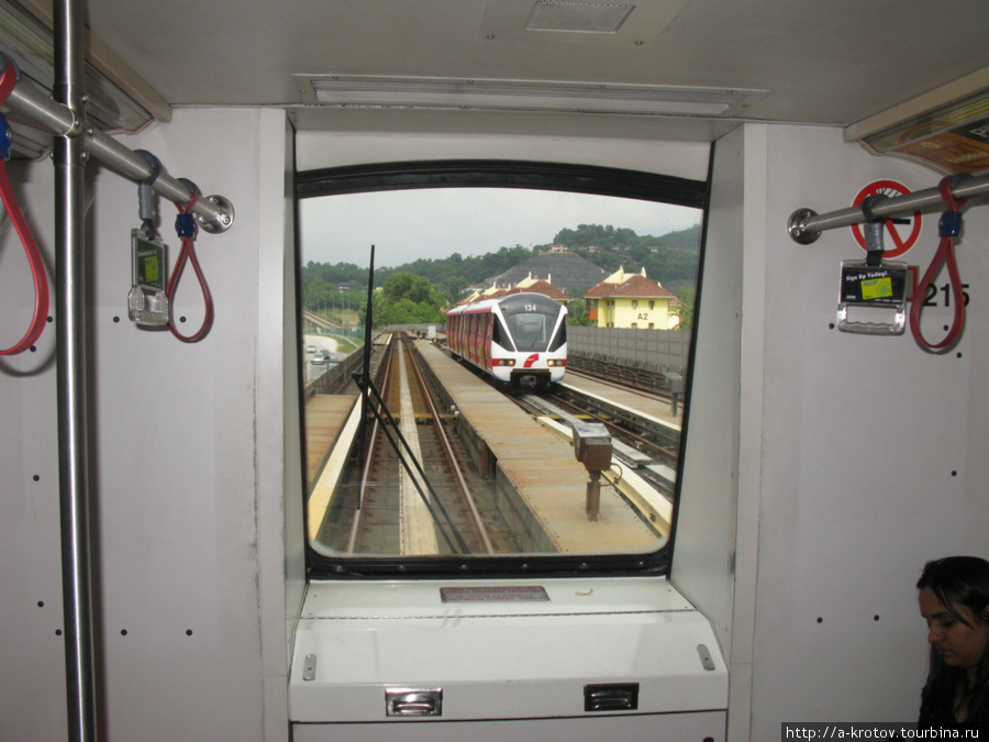 Метро — без машиниста, едет автоматически, вместо кабины драйвера — стекло — можно смотреть вперёд (или назад) Куала-Лумпур, Малайзия