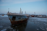 Навигация уже давно закрылась, на Волге стоит пятнадцатисантиметровый лед. Сегодня заключительный день, нефтяной танкер вымыт и с нашим участием перемещен на зимнюю стоянку.