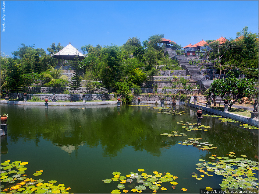 Водный дворец Таман Уджунг Бали, Индонезия
