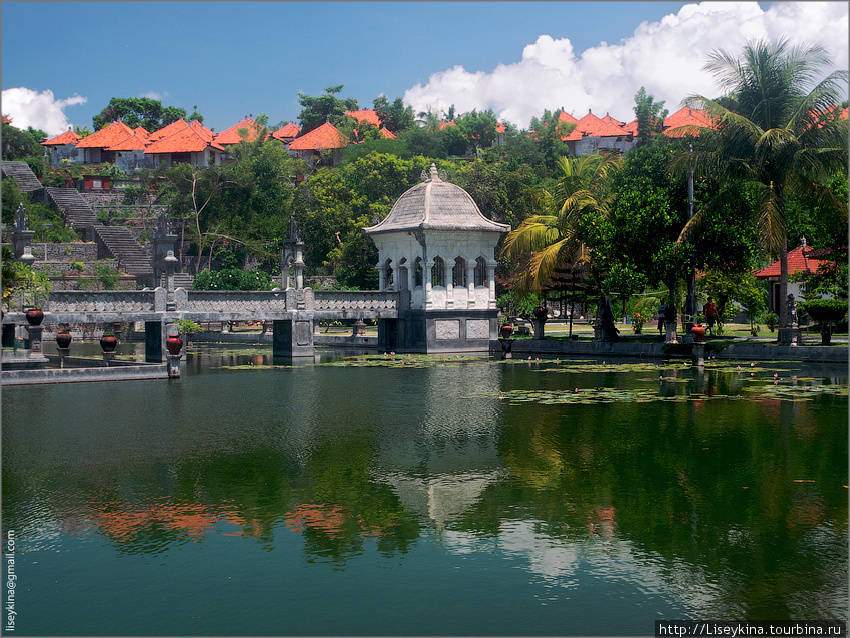 Водный дворец Таман Уджунг Бали, Индонезия