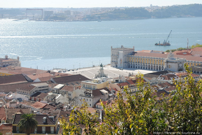 Воды Тежу с высоты замка Сент-Жоржи Лиссабон, Португалия