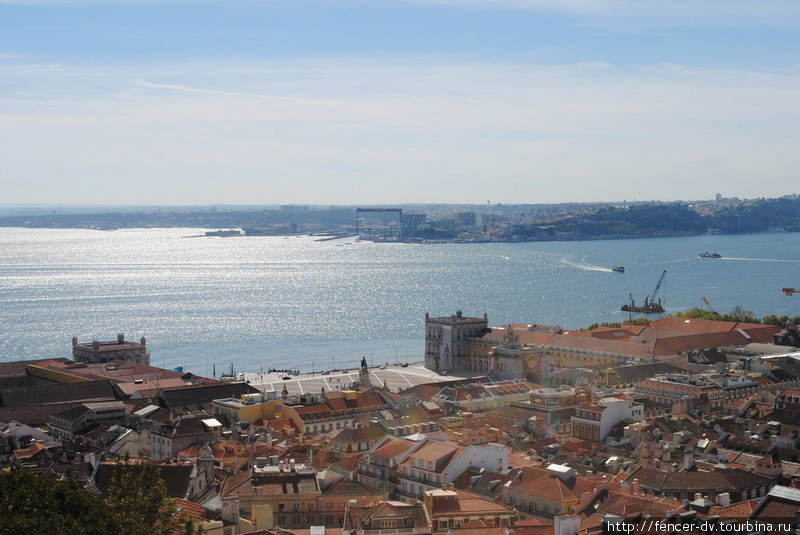 Воды Тежу с высоты замка Сент-Жоржи Лиссабон, Португалия