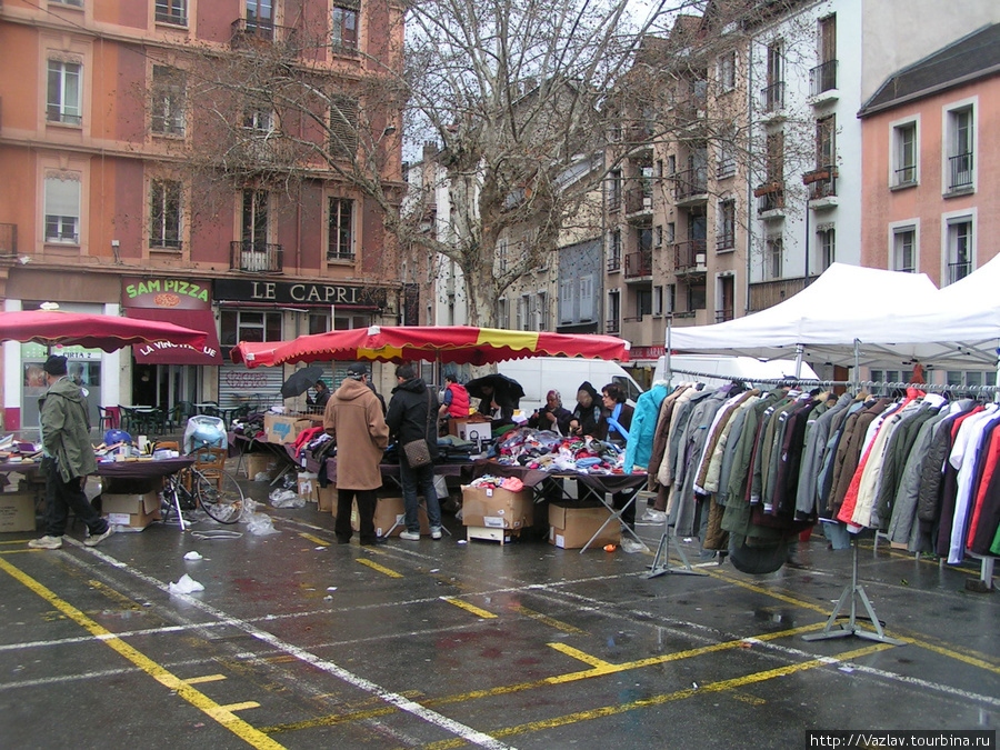 Рынок потихоньку сворачивается Гренобль, Франция