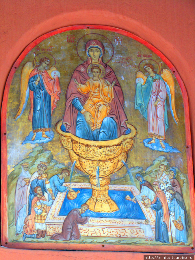 Икона Божьей матери над входом в часовню. Рязань, Россия