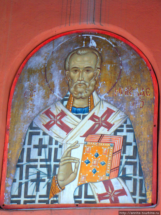 Икона Николая Чудотворца над входом в часовню.