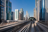 Прокатившись по «красной ветке» можно бегло посмотреть на весь Дубай. Большая часть рельс проходит по виадукам вдоль самой оживленной магистрали Эмиратов — шоссе Шейха Заеда, где выросли самые высокие небоскребы эмирата.