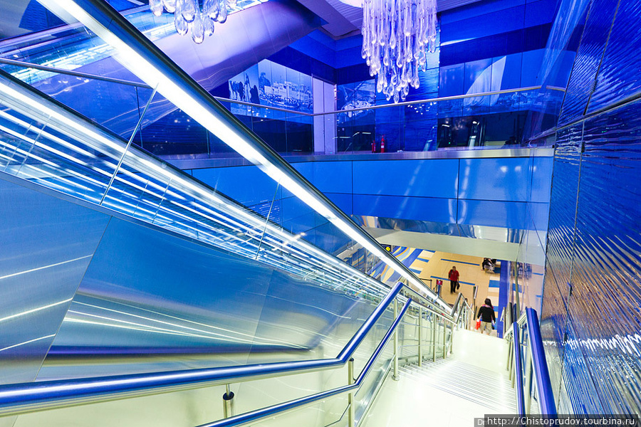 Все этажи всех станций оборудованы эскалаторами и лифтами. Дубай, ОАЭ