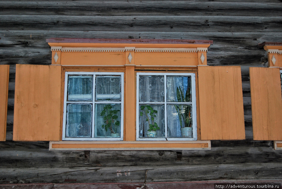 Это северный тип окон. Маленькие — чтобы тепло из дома не выпускало зимой. Томск, Россия