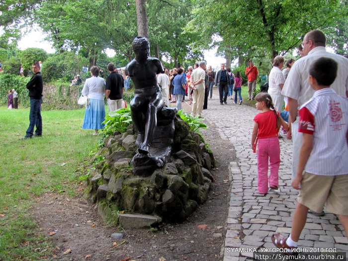 Скульптура Отдыхающий Гермес. День фестиваля. Ужгород, Украина