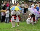Во второй половине дня начался дождь, но фестиваль продолжался.