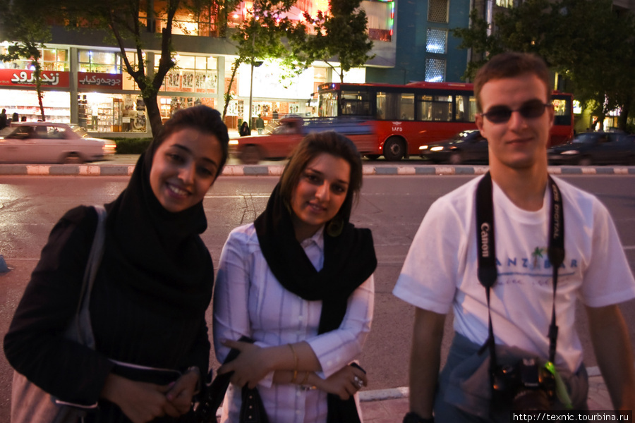 Я же говорил, что под покровом ночи можно отступать от норм исламской морали? ;-) Эти девушки признавались нам в любви и звали домой... Исфахан, Иран