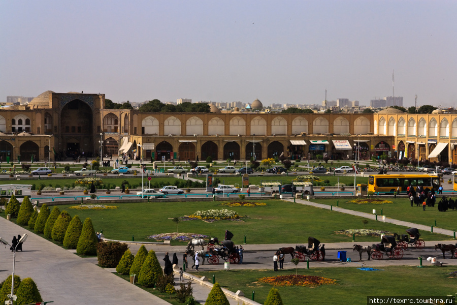 Кафе находится на крыше в самом левом углу, белая арка на втором этаже — это оно. Исфахан, Иран