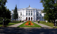 Томский государственный университет и университетская роща, в которой часто просто так можно увидеть бегающих по ней белочек:)