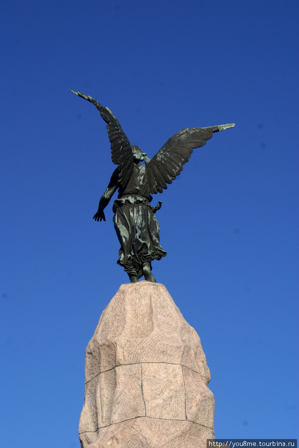 бронзовый ангел с крыльями за спиной Таллин, Эстония