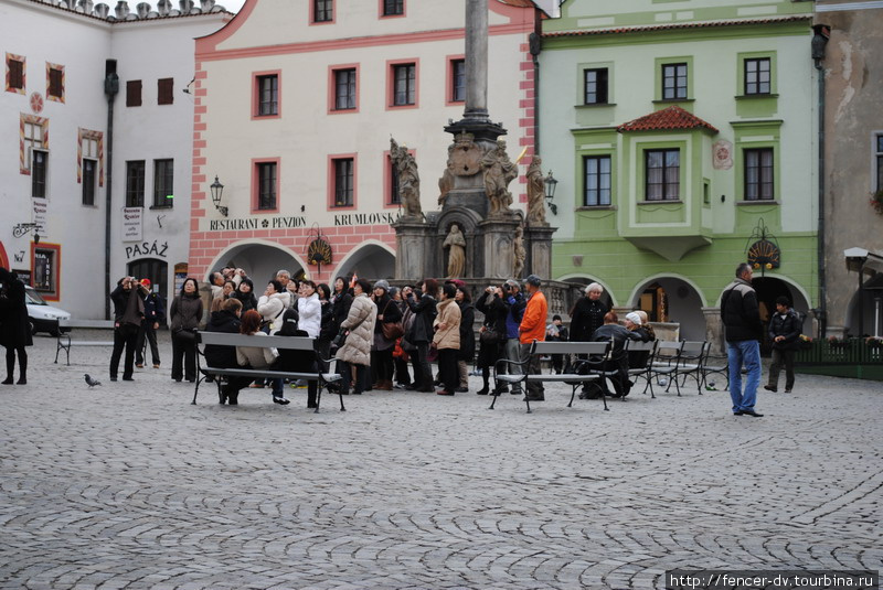Центральная площадь и японский туристы Чешский Крумлов, Чехия