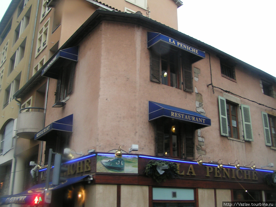 Ресторанчик с яркими красками Вьенн, Франция