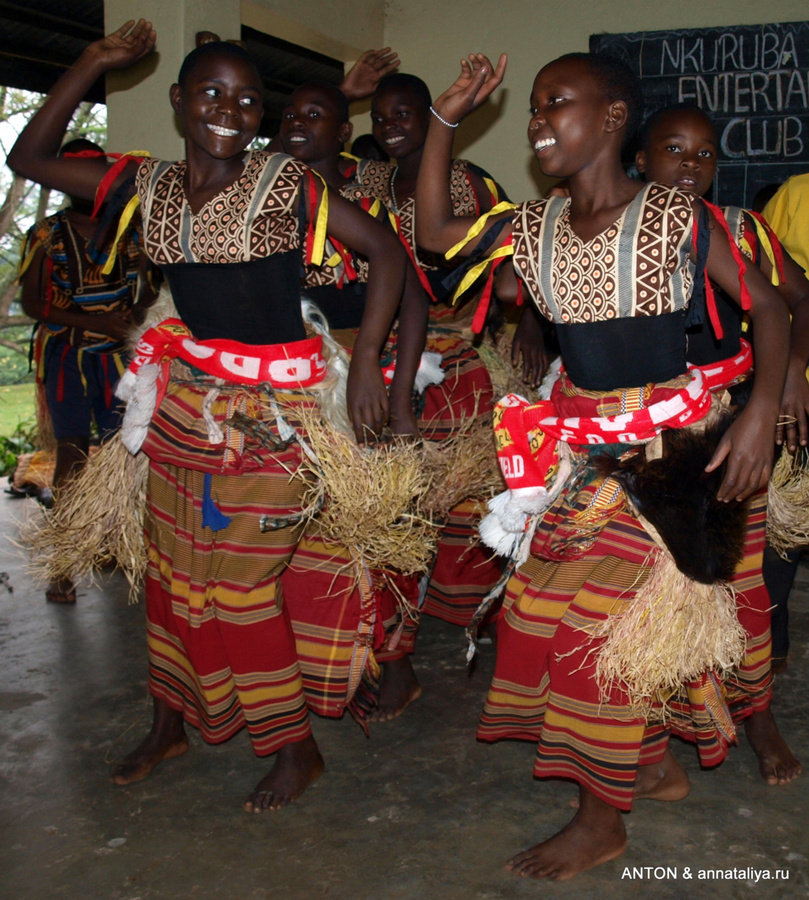 Деревенские танцы на озере Нкуруба Уганда