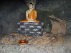 буддийский храм на скале неподалеку от нашей гостиницы. Это молодой храм — ему только 400 лет. Это пещера