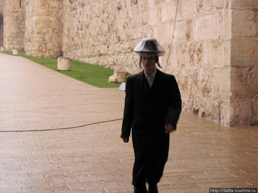 Так защищается ценная шляпа от дождя. Иерусалим, Израиль