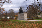 памятник в парке — латышский писатель Кришьянис Баронс (1835-1923)