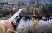 автомобильный мост над рекой