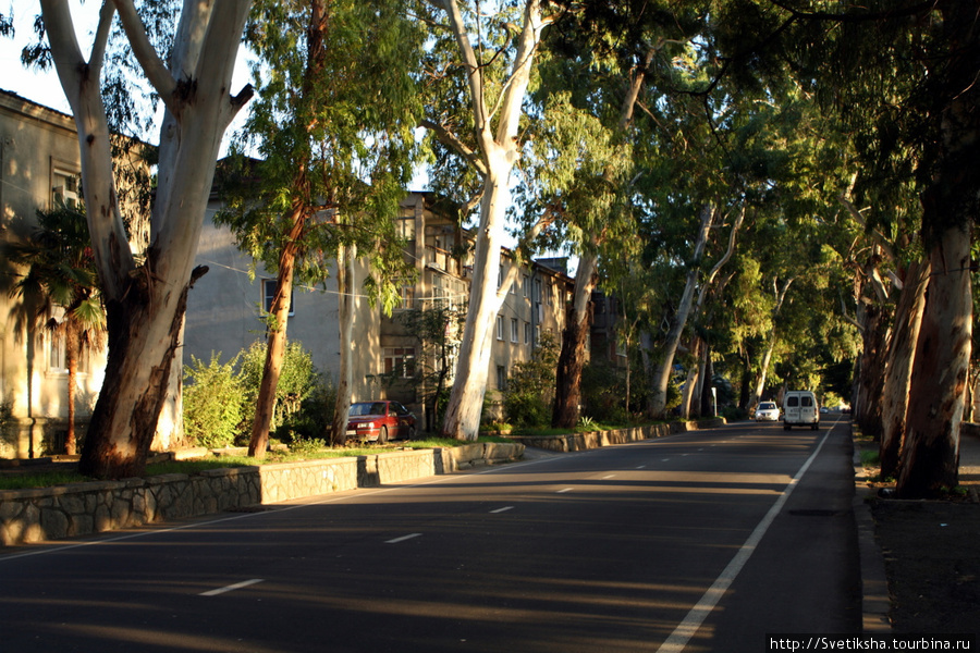 Центральная улица города, она же шоссе в Сухуми Гагра, Абхазия