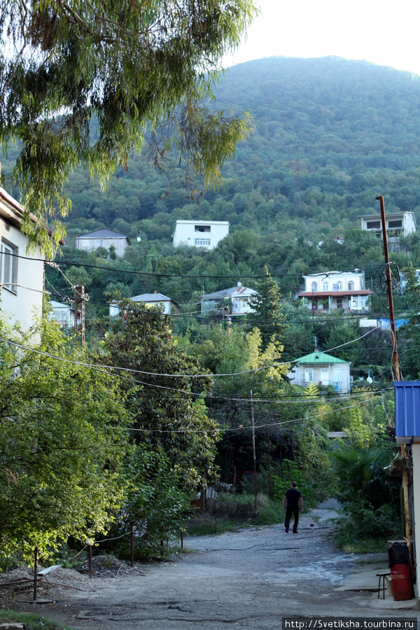 Наверх к жилищам местных жителей Гагра, Абхазия
