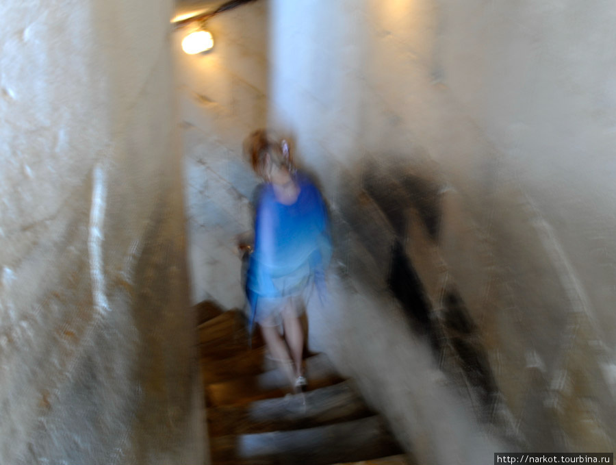 мраморные ступеньки в башне съедены ногами людей тоже под наклоном. Пиза, Италия