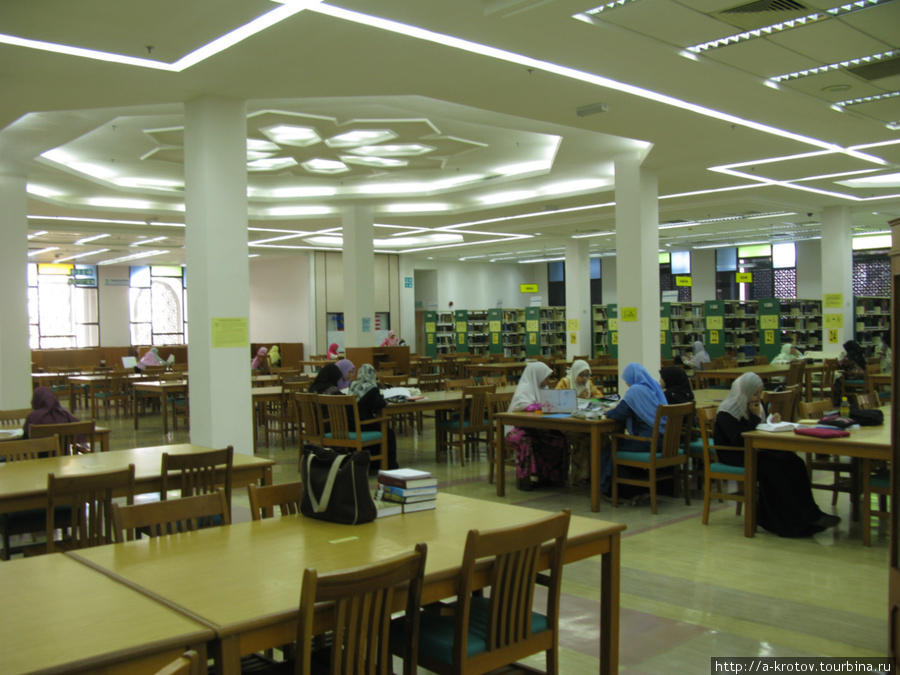 Читальные залы в библиотеке. Компы тоже есть Куала-Лумпур, Малайзия