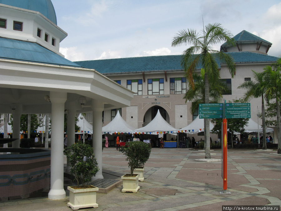 Двор главной мечети Куала-Лумпур, Малайзия