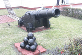 Старинное орудие, из которого стреляли по пиратским кораблям, которые раньше часто атаковали город