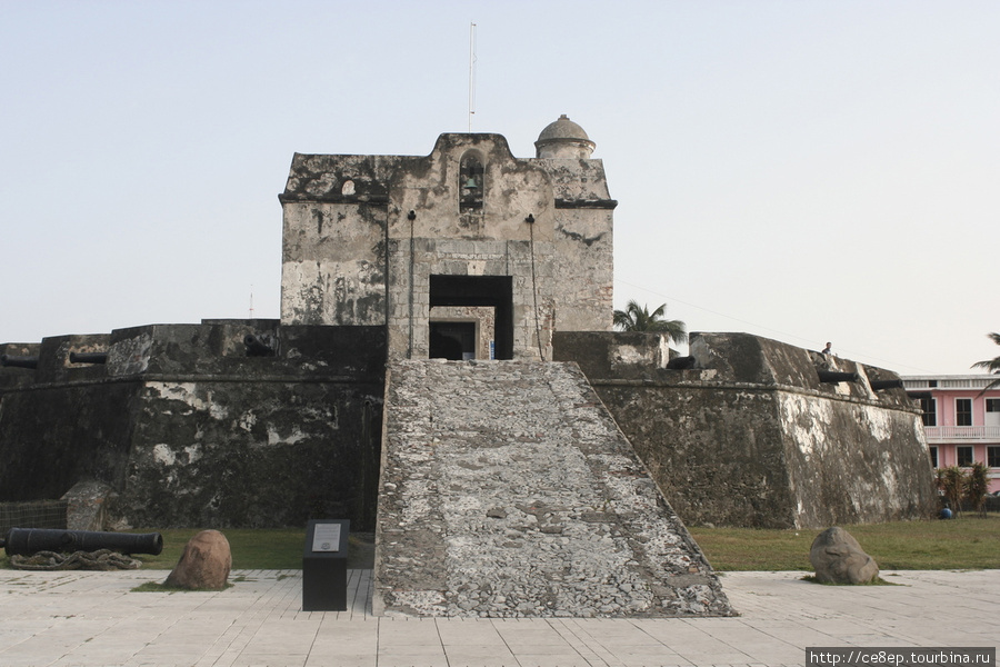 Одна из башен старой городской стены. Самой стены уже давно нет Веракрус, Мексика