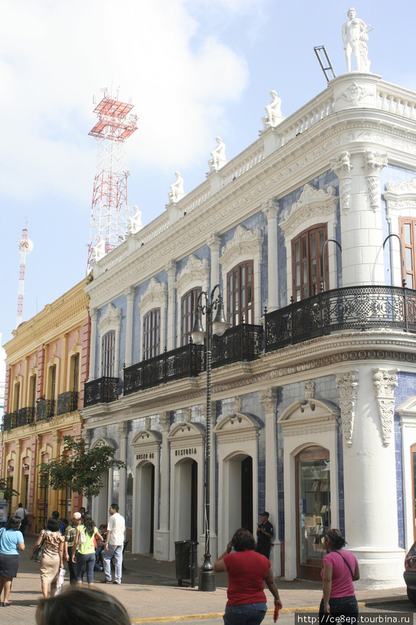 В центре встречаются привлекательные здания Вильяэрмоса, Мексика