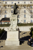 Памятник Гойе у музея Прадо. У его ног — его знаменитая Маха