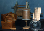 Слева динамит — одно из изобретений Нобеля