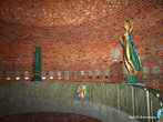 Статуи святых на галерее