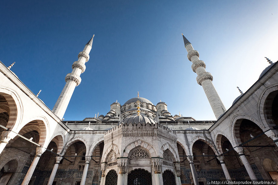 Рядом с рынком находится Новая мечеть (Йени-Джами) с двумя минаретами и квадратным двором с фонтанами. Стамбул, Турция