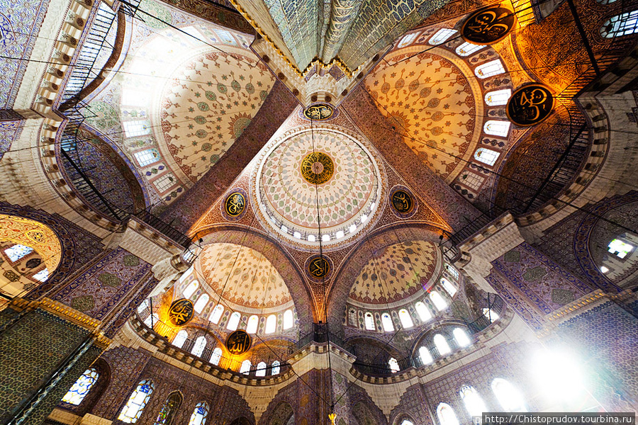 Внутри мечеть хорошо освещена, на всех окнах имеются айаты и суры из Корана. Стамбул, Турция