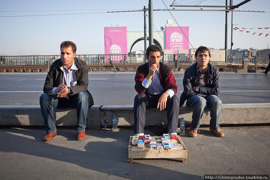 Продавец сигарет и два его приятеля. Стамбул, Турция
