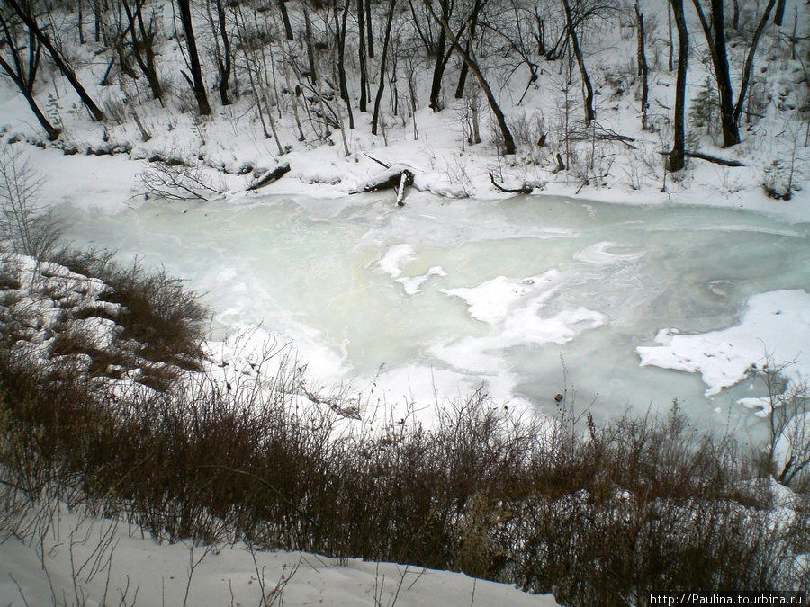 Замерзший ручей Саяногорск, Россия