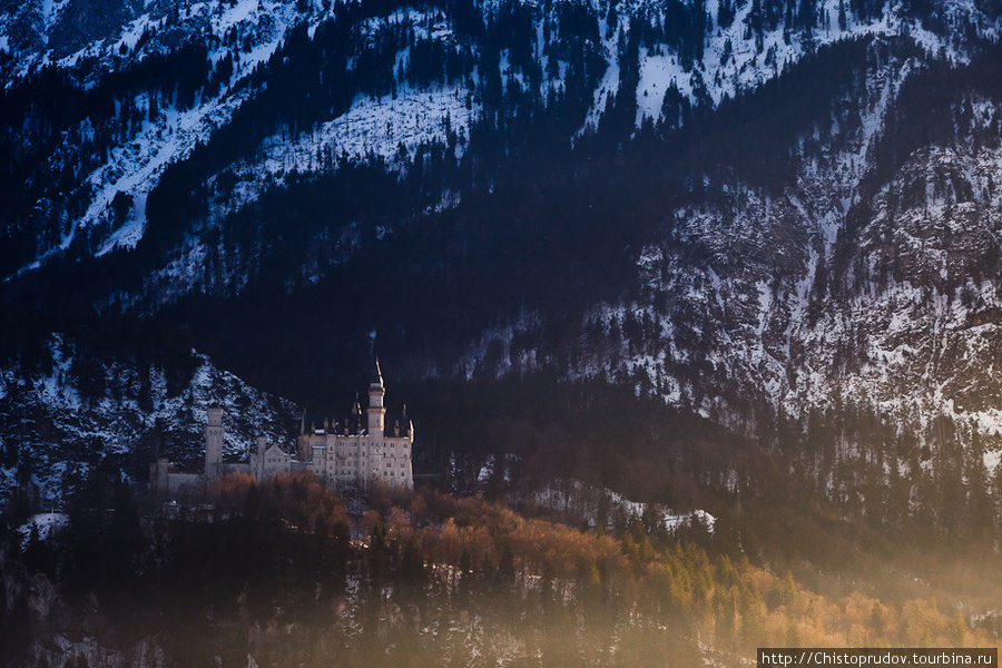 Видом замка был очарован Чайковский — и именно здесь, как полагают историки, у него родился замысел балета «Лебединое озеро». Фюссен, Германия