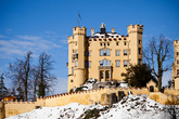 Король Людвик II провёл в этом замке большую часть своей жизни, и только ближе к своей смерти он воздвиг Нойшванштайн.