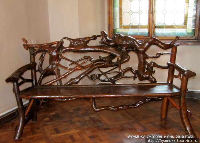 Некоторые  образцы мебели выполнены полностью из древесных корней. Ужгород, Украина