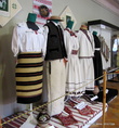 В зале выставлены женские и мужские комплекты одежды  закарпатских центров и сел.