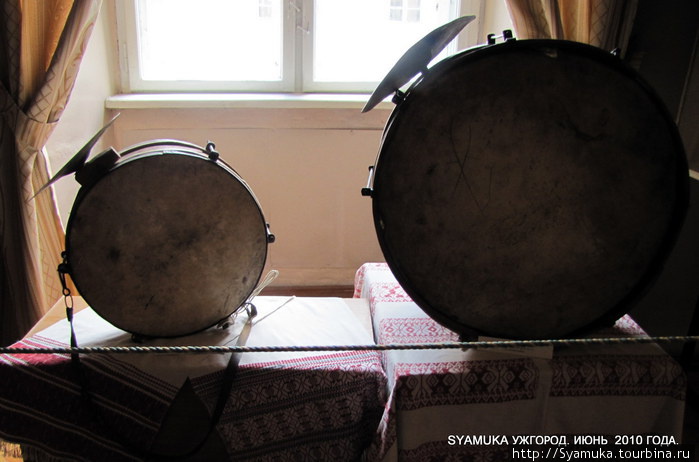 Бубен. В народных инструментальных ансамблях широко применяется бубен большой с медной тарелкой. Состоит он из деревянного или жестяного обруча, диаметром до 1м. и шириной 30-36см, с двух сторон которого натянута кожа. Ужгород, Украина